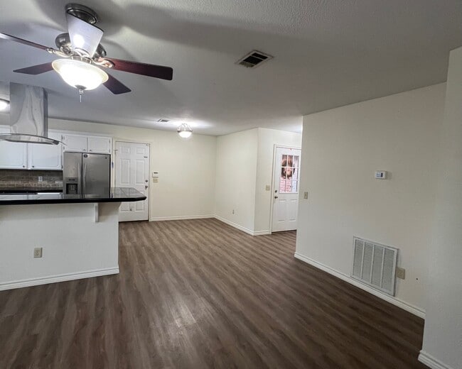 Building Photo - 1102 Dierks St