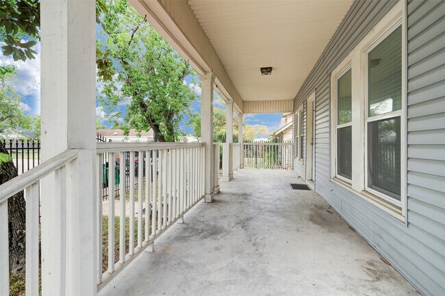 Building Photo - 2333 Lidstone St