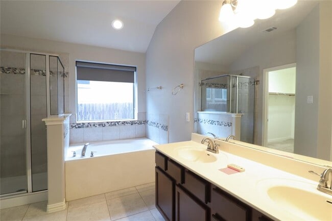 Building Photo - 528 Loma Cedro Bend