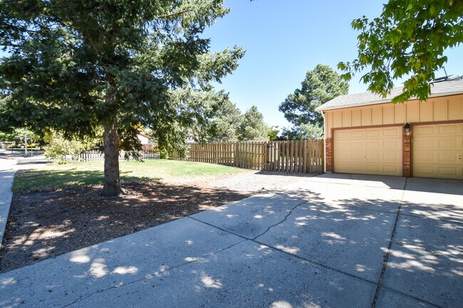 Building Photo - 4925 Hackamore Dr N