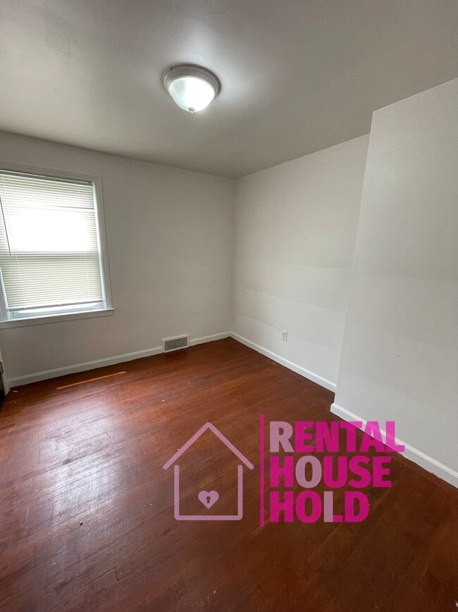 Building Photo - ~ 3 BEDROOM | 1 BATH | FREE PRE SCREEN