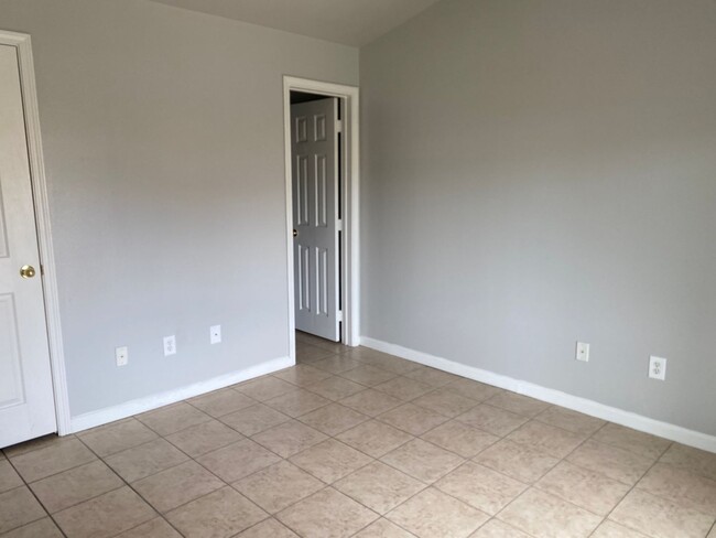 Building Photo - *MOVE IN SPECIAL - Get $500 off first full...