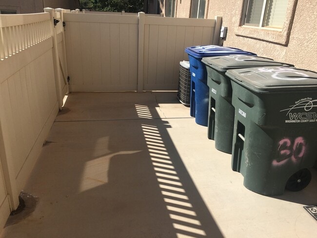 Building Photo - Skyhawk Townhome - End unit!