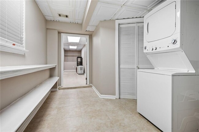 Building Photo - 2132 Dunwoody Glen