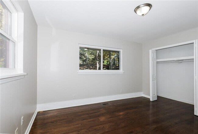 Building Photo - 5425 Skyview Dr SW