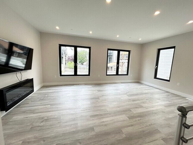 Building Photo - 2 W 3rd St Pl