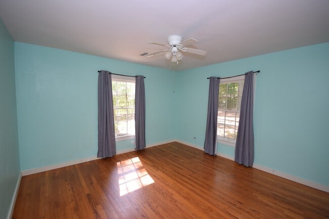 Building Photo - 3 Bed 2 Bath with Large Backyard Close to ...