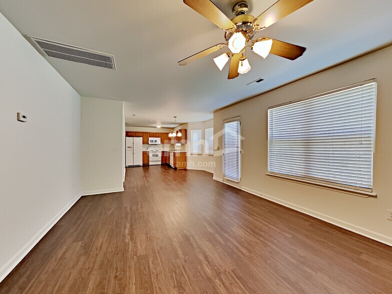 Building Photo - 117 Rock Glen Ct