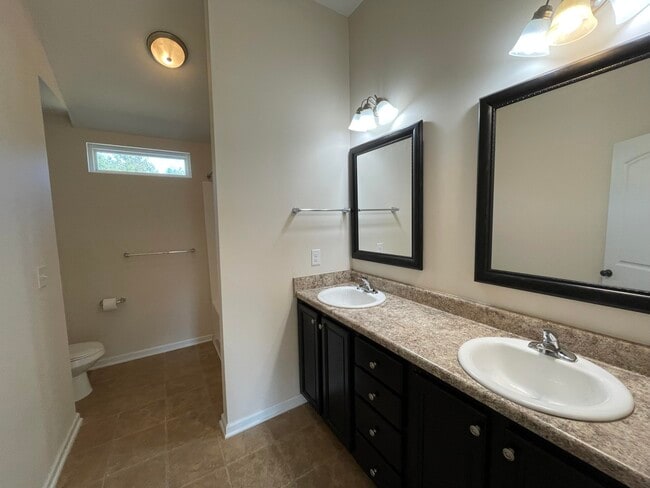 Building Photo - 422 Sebastian Dr