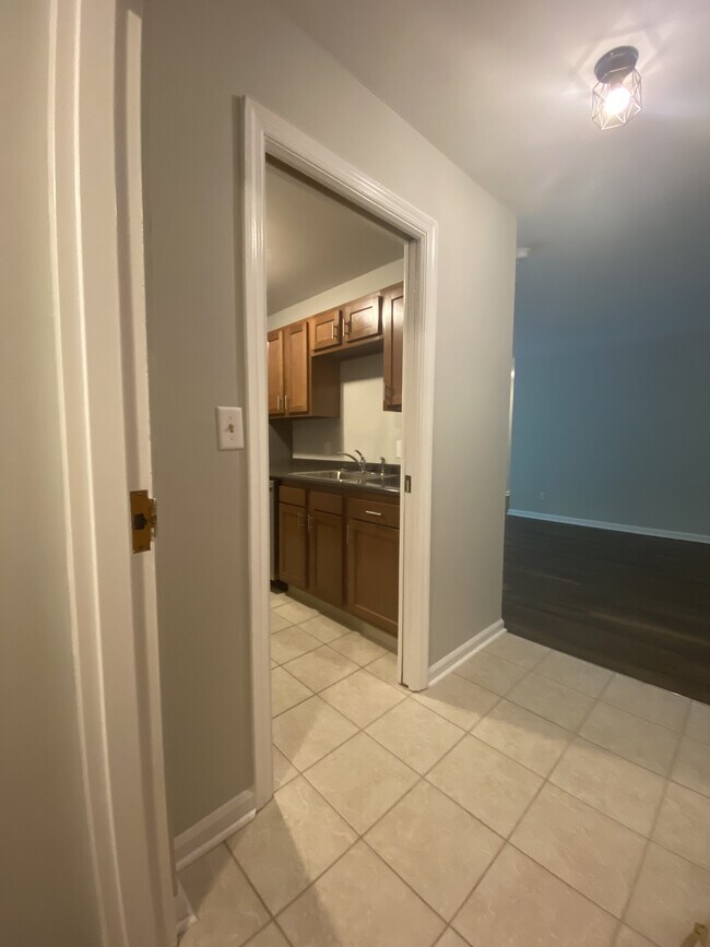 Building Photo - 2410 Oneida St