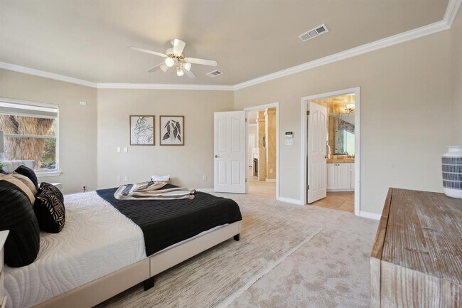 Building Photo - 9907 Spicewood Mesa