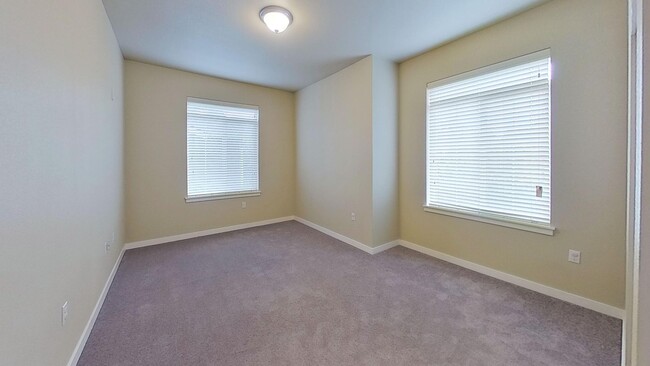 Building Photo - 3 bedroom 2 bath apartment in West Olympia...