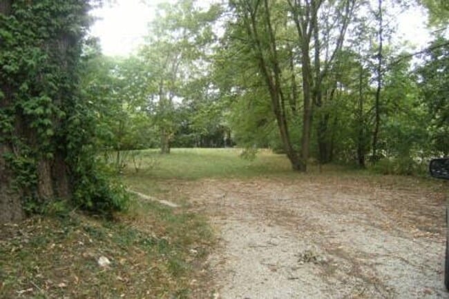 Building Photo - 2 bedroom/1 bath - Available Now