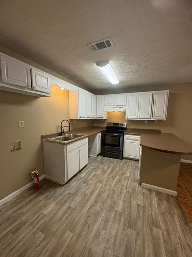 Building Photo - Renovated 3 Bedroom 2 Bath Home for Rent!