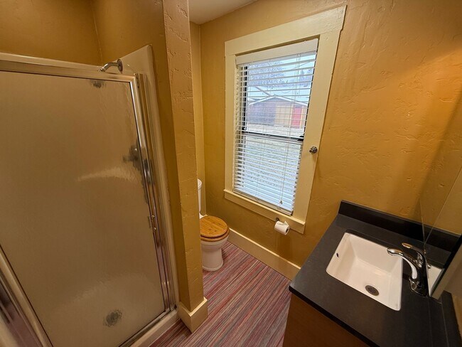 Building Photo - Historic Downtown Bend 1 Bed/1 Bath - Harriman Street