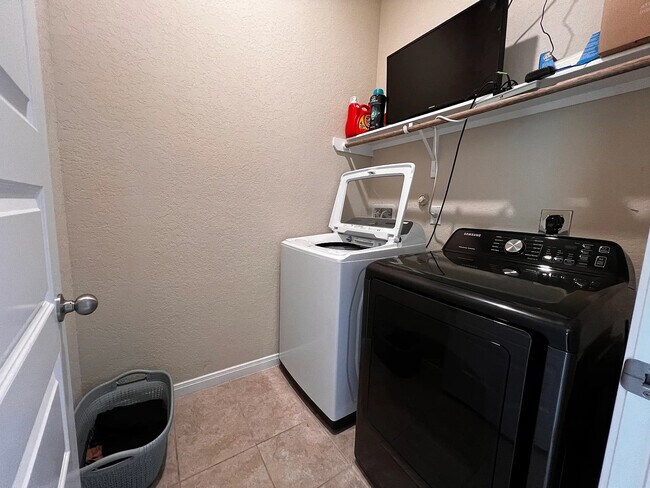 Building Photo - Room in House on Devils River