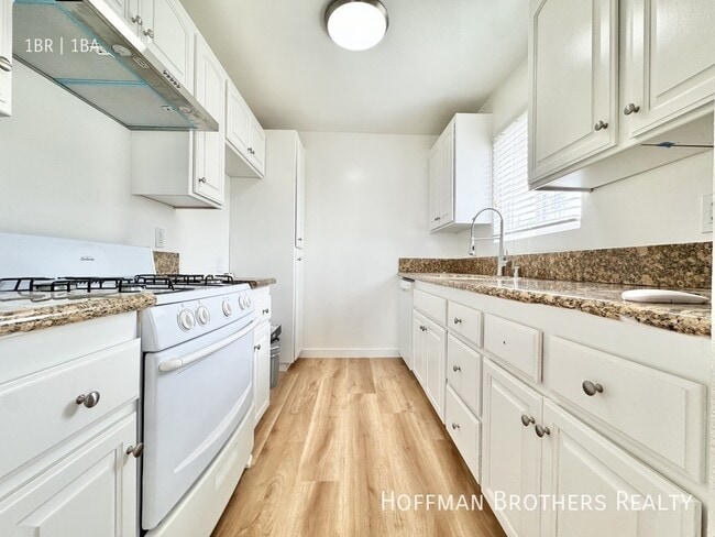 Building Photo - 1000 N Doheny Dr