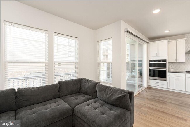 Building Photo - 1747 Riverbluff Ave