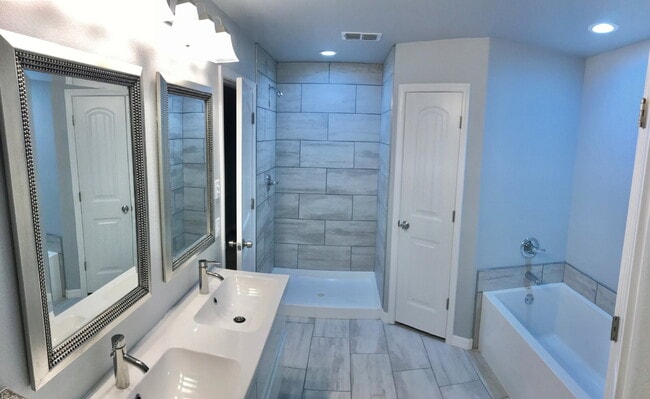 Building Photo - 3/2/2 In Willow Bend!