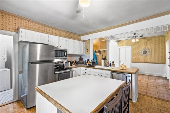 Building Photo - 563 Putnam Pike