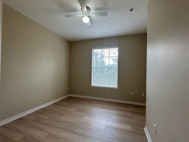 Building Photo - Lakeside at Lakes of Windermere, 3rd Floor...