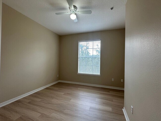 Building Photo - Top Floor Condo at Lakeside at Lakes of Wi...