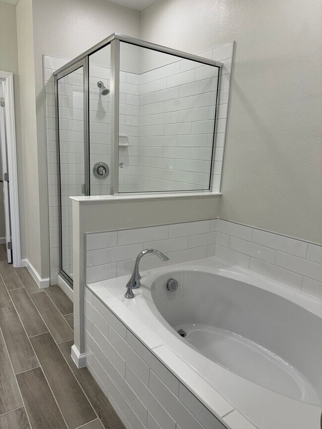 Building Photo - GATED 3 BEDROOM, 2.5 BATHROOM IN OVIEDO