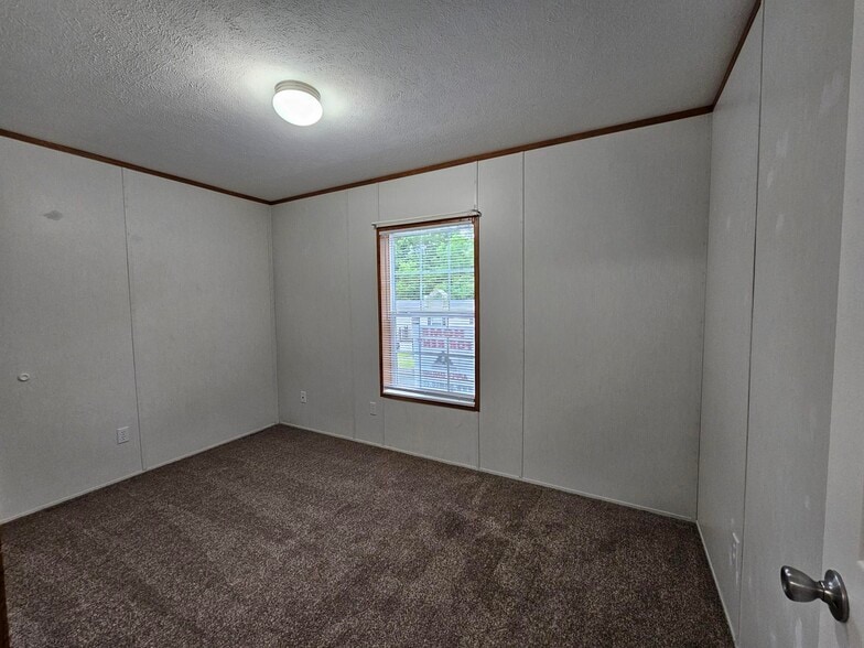 Building Photo - 46 Pine Cir