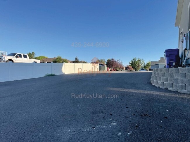 Building Photo - E Pear St Duplex