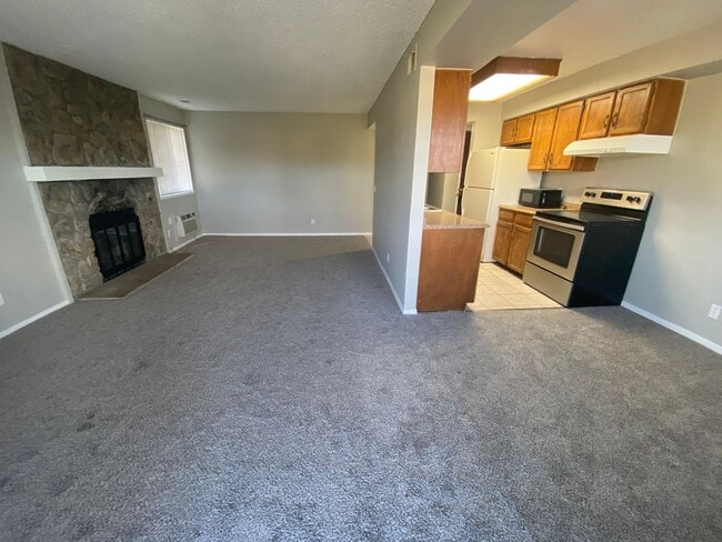 Building Photo - Large 2 bed 1 bath Top Floor Condo