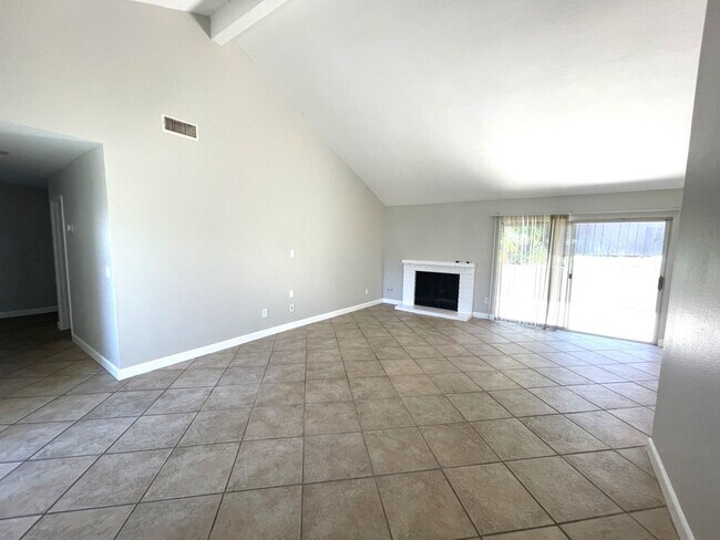 Building Photo - 1525 W Country Club Ln