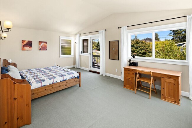Building Photo - Gorgeous Big Ravenna Home in Seattle