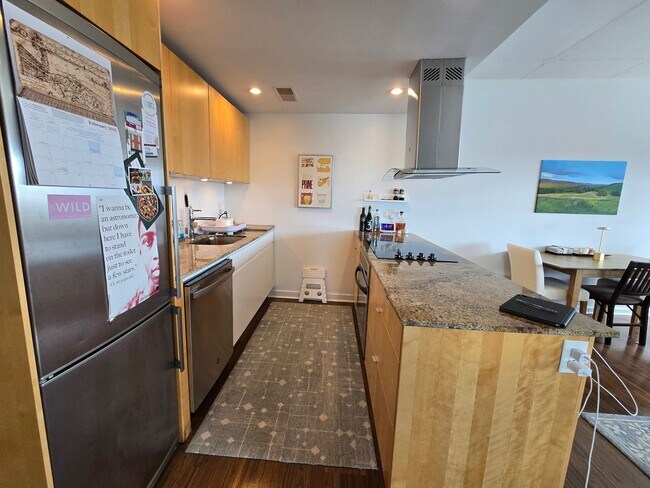 Building Photo - Beautiful bright HUGE 2 bed 2 bath with gr...