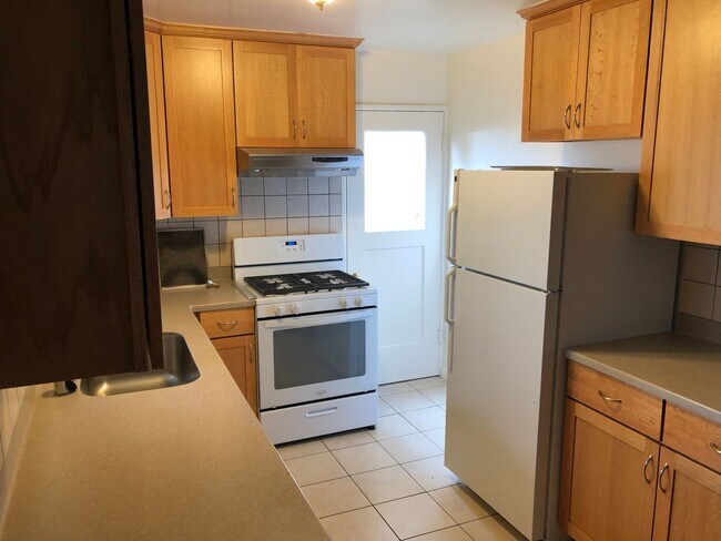 Building Photo - Classic spacious San Francisco Flat in popular Inner Sunset District w/garage parking! OPEN HOUSE...