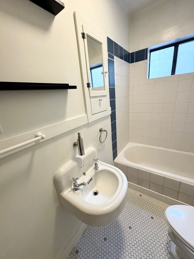 Building Photo - Charming 1 Bedroom 1 Bath Historic Duplex,...