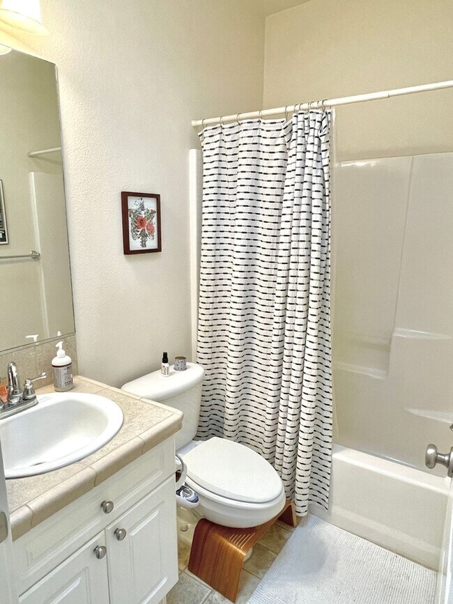 Building Photo - Corner unit townhouse in Piedmont condominium community