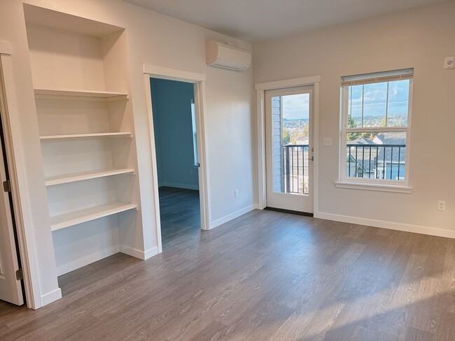 Interior Photo - 600 E Maple St