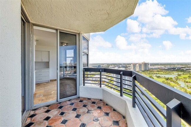 Building Photo - 3500 Mystic Pointe Dr