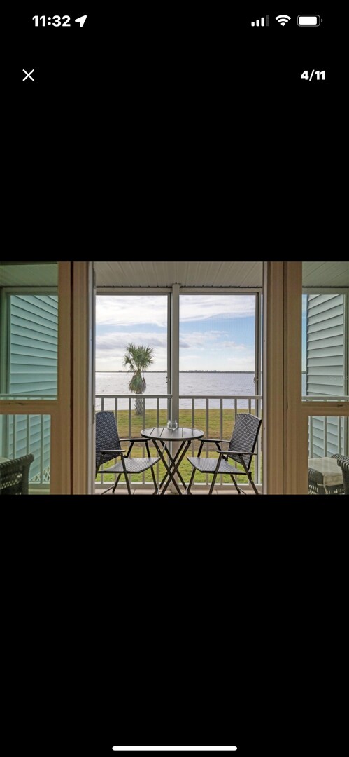 Building Photo - 1/1 Fully Furnished Waterfront Condo