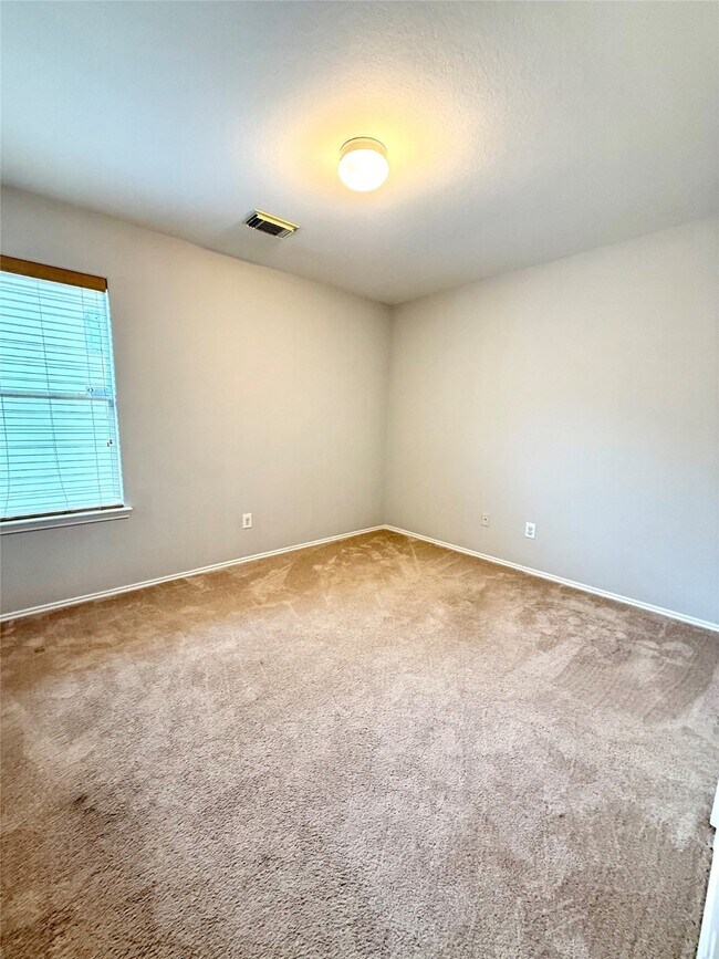 Building Photo - 24542 Lakecrest Village Dr