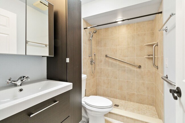 Building Photo - Beautiful Modern 2/1 Townhome in St. Cloud's Pine Lake Villas