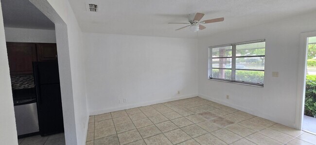 Building Photo - 4011 Woodside Dr