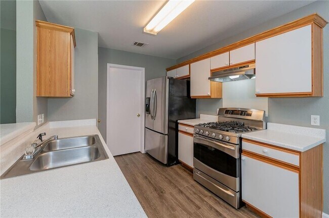 Building Photo - 1000 Honeysuckle Dr