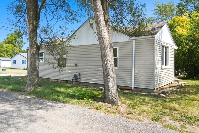 Building Photo - NEW LISTING! 2 BEDROOM HOME