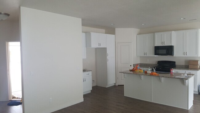 Building Photo - Spacious 3-Bedroom, 2.5-Bath Home in Cente...