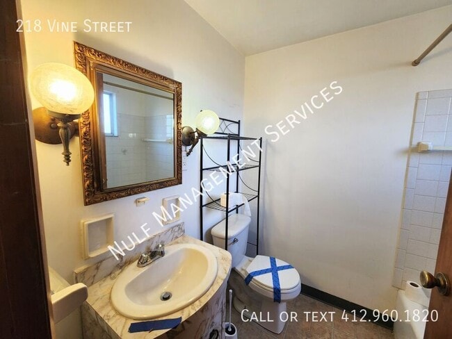 Building Photo - 218 Vine St