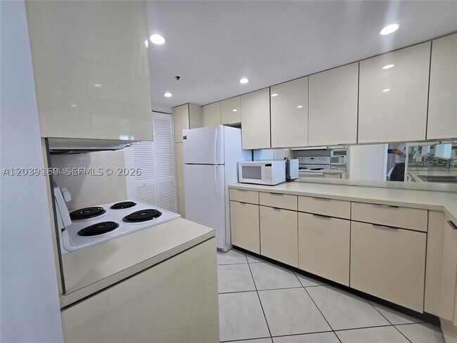 Building Photo - 1717 N Bayshore Dr