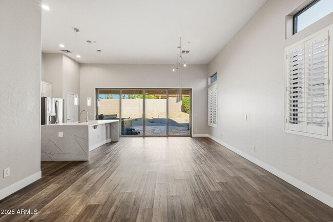 Building Photo - 7606 E Via Del Sol Dr