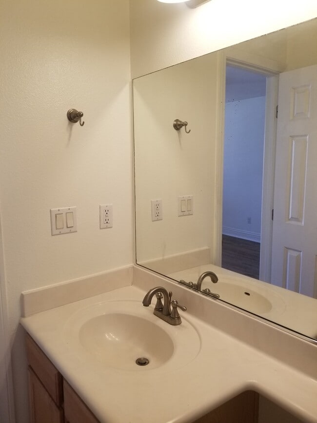 Building Photo - Clean Upstairs Unit In Convenient Location- Close to SDSU!