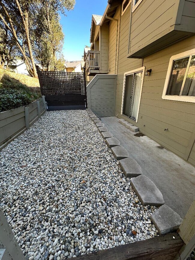 Building Photo - 1325 Oak Ridge Dr